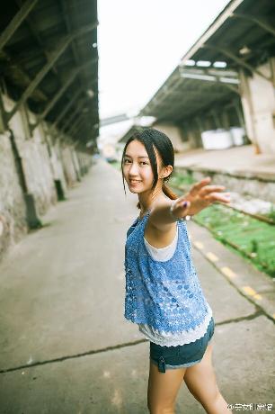 他的巨物撑开她的花缝的导演是谁